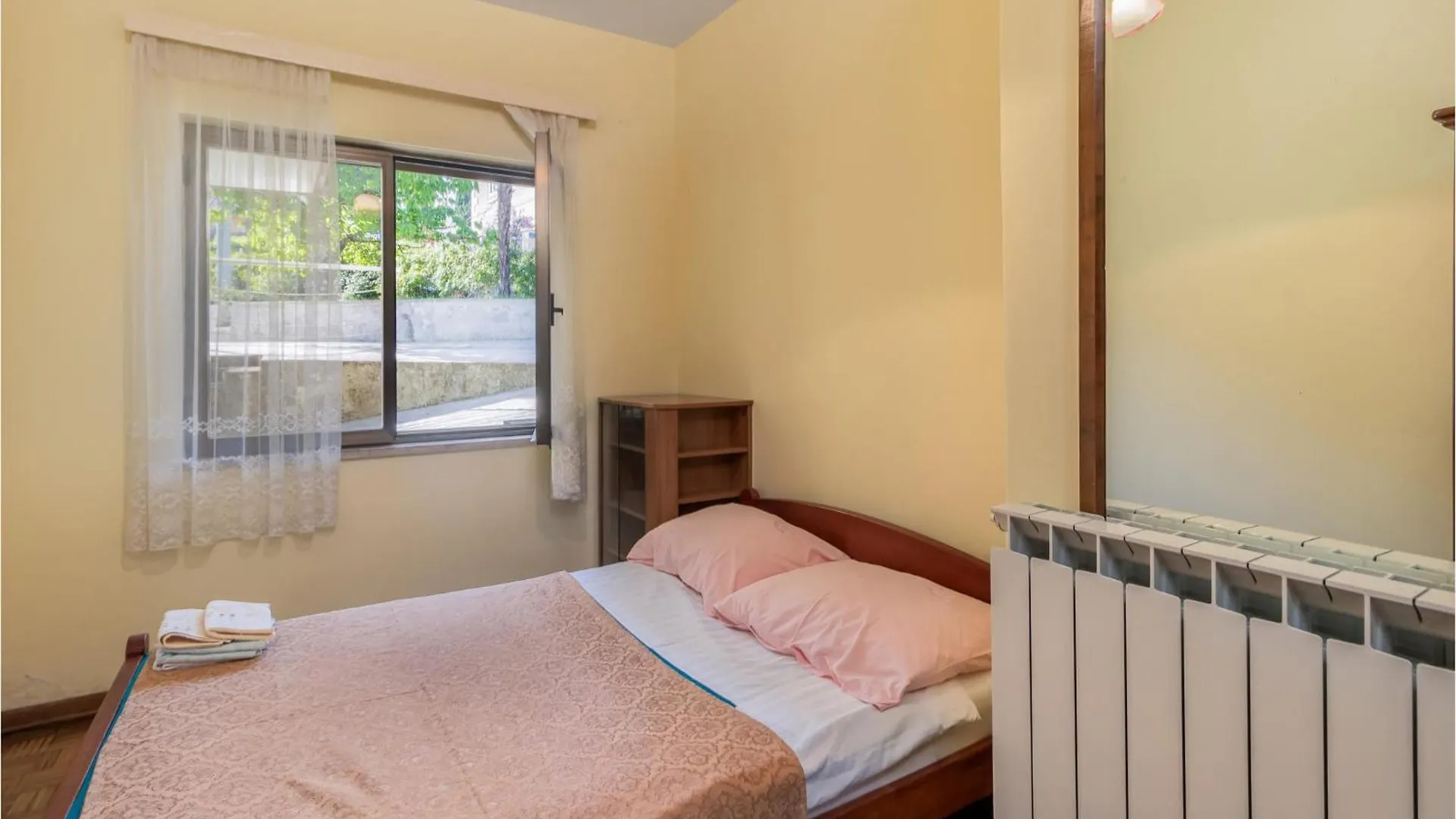 Cozy Apartment In Ika With Kitchen 0*,
